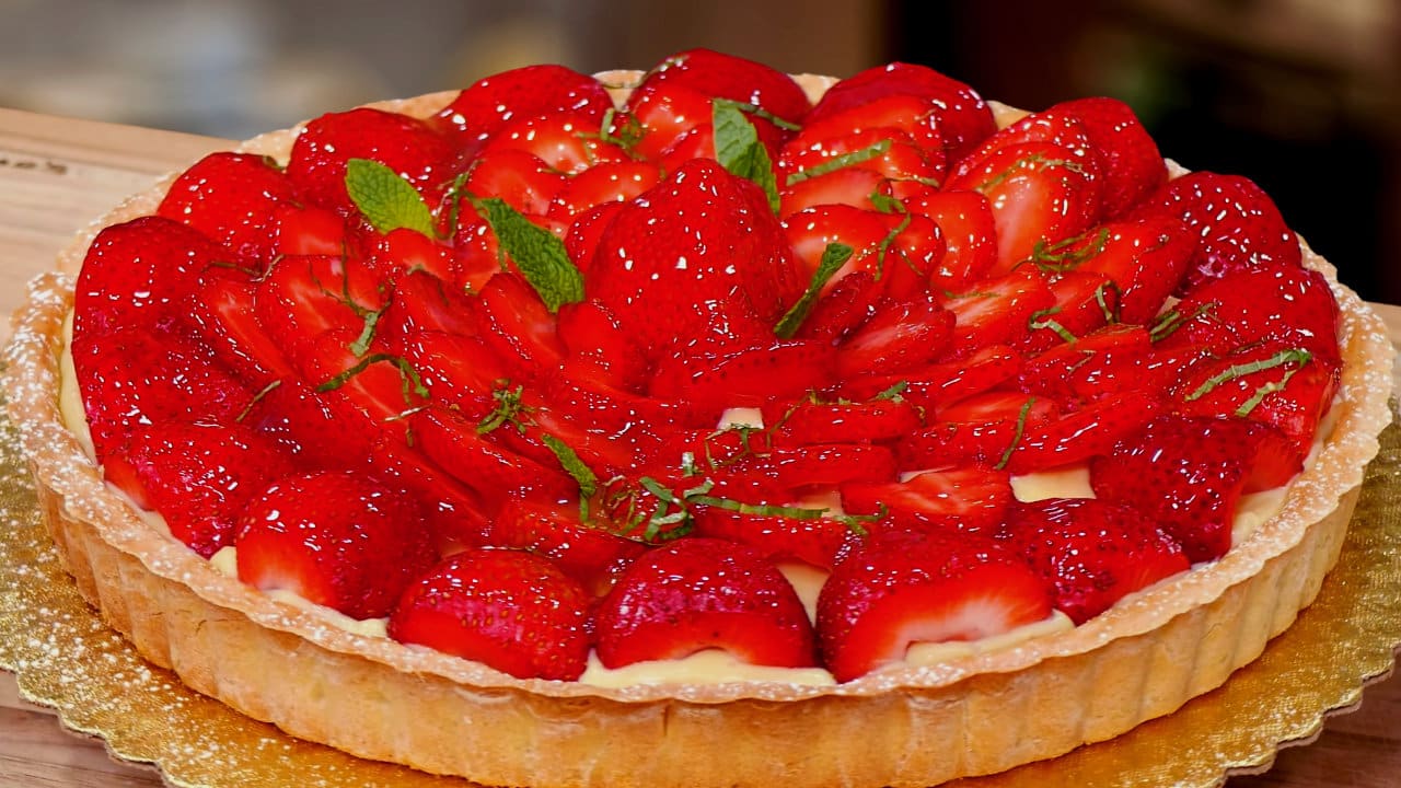 Indulge in Our Best Strawberry Tart: Creamy Filling & Glaze